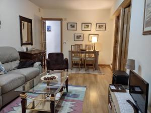 納瓦卡內羅的住宿－Piso a 20 minutos del centro Madrid con wifi，客厅配有沙发和桌子