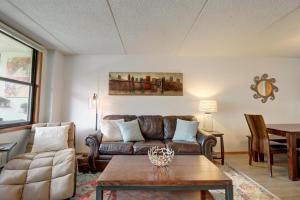 Ruang duduk di VS348 Village Square 1 Br 1 Ba condo