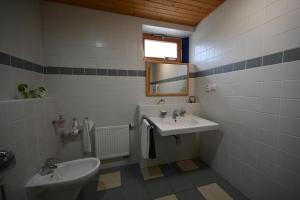 Koupelna v ubytování VILA ARCA - tenis, pool, aircodition