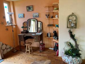 um quarto com um toucador com um espelho e um banco em La Cabaña em Zandvoort