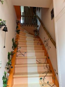 una escalera con flores pintadas en ella en La Cabaña, en Zandvoort