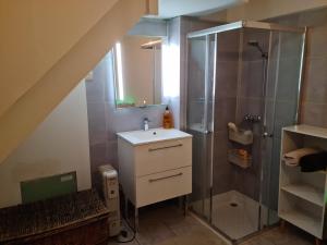 Kylpyhuone majoituspaikassa Appartement Route de Cursinges