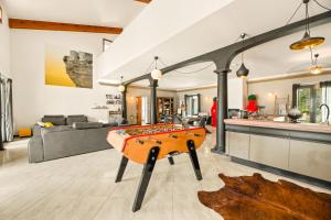 ein Wohnzimmer mit einer Tischtennisplatte in der Mitte in der Unterkunft Casa Nova Maison d'hôtes in Sagone