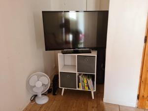 TV tai viihdekeskus majoituspaikassa Appartement Route de Cursinges