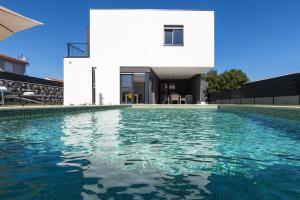 Modern 3-bedroom villa with a private pool في بولا: منزل به مسبح امام مبنى +11 صورة