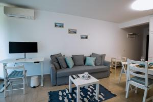 sala de estar con sofá y mesa en Stylish 1-BD Apartment in St. Constantine and Helena en Saints Constantine and Helena