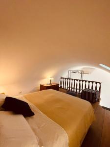 een slaapkamer met twee bedden in een kamer bij Mariuccia House in Amalfi