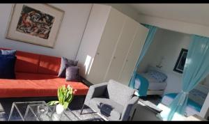 阿斯科納的住宿－Sollevante Ascona，客厅配有沙发和桌子