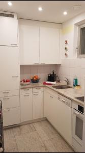 Cuina o zona de cuina de Sollevante Ascona mit Pool und fantastischem Seesicht