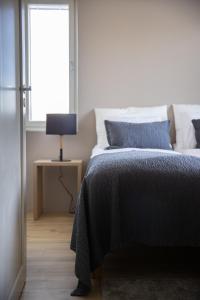 a bedroom with a bed with a blue blanket and a window at Levin Kunkku B1 in Sirkka