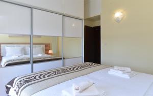 Postel nebo postele na pokoji v ubytování Apartment Mirela 2145