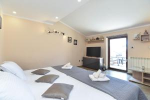 Postel nebo postele na pokoji v ubytování Apartment Mirela 2145