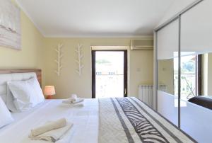 Postel nebo postele na pokoji v ubytování Apartment Mirela 2145