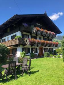 een gebouw met een tafel en stoelen ervoor bij Freihof in Westendorf