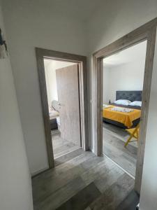 Ein Bett oder Betten in einem Zimmer der Unterkunft Villa Iva Vodice