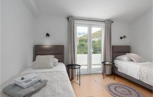 Postel nebo postele na pokoji v ubytování Pet Friendly Home In Zrnovnica With Wifi