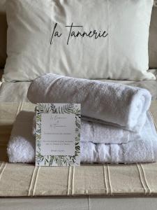 una pila de toallas sentadas encima de una cama en Domaine De La Tannerie chambres d'hôtes et appartements, en Prades