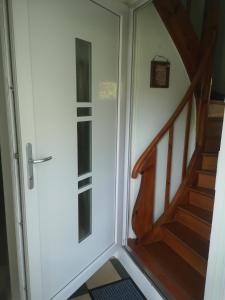 einen Flur mit einer Tür und einer Treppe in der Unterkunft Ferienwohnung Alpenblick in Ainring