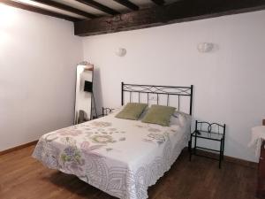 een slaapkamer met een bed in een witte kamer bij Casa Xestadelo in Aldán