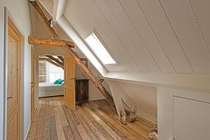 a attic hallway with a staircase with a skylight at TopLocatiezeeland # Walcheren in Meliskerke