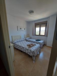 pokój z dwoma łóżkami i oknem w obiekcie Rocasol - Suites w mieście Calpe +15 zdjęć