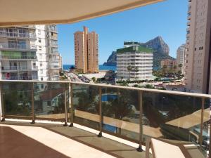 balkon z widokiem na ocean i budynki w obiekcie Rocasol - Suites w mieście Calpe