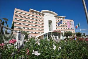 un edificio de hotel con flores delante en Hotel Rafael en Milán