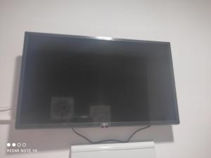 TV a/nebo společenská místnost v ubytování Hostal Puerta Carmona