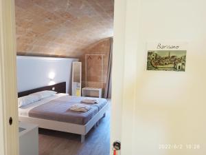 ein Schlafzimmer mit einem Bett in einem Zimmer in der Unterkunft In & Out Matera in Matera