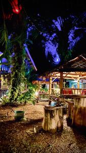una vista notturna di un resort con un tronco d'albero di Leaf House Bungalows SHA PLUS approved a Ko Lanta