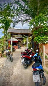 een groep motorfietsen geparkeerd voor een tankstation bij Leaf House Bungalows SHA PLUS approved in Koh Lanta