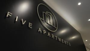 黑潭的住宿－Five Apartments，汽车经销商标志的贴近