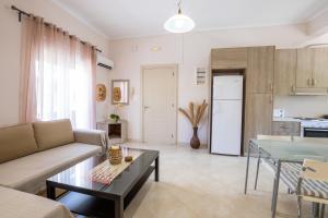 - un salon avec un canapé et une table dans l'établissement Mystique Apartment, à Karpathos
