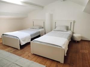 Ένα ή περισσότερα κρεβάτια σε δωμάτιο στο La petite bergerie