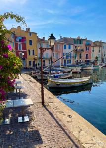 una luz de la calle junto a un canal con barcos en Les Bruyères, en Martigues