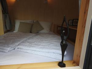 A bed or beds in a room at De Hut, in Natuurgebied en vlakbij het Strand