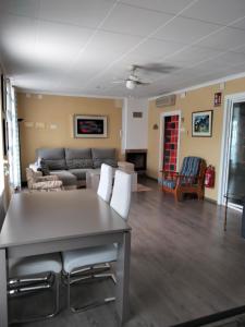 una sala de estar con una mesa y un sofá en VILLA PROVIDENCIA, en Bitem