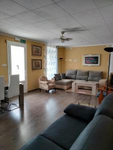 Una gran sala de estar con sofás y una mesa. en VILLA PROVIDENCIA, en Bitem