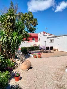 un patio con sillas y plantas y un edificio en VILLA PROVIDENCIA, en Bitem
