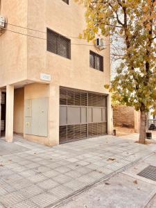un edificio con dos puertas de garaje delante de él en COMPLEJO ZAPALA, en Villa Hipódromo