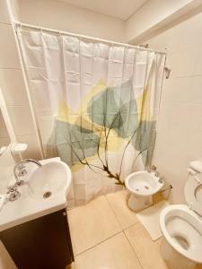 uma casa de banho com um lavatório e um WC em COMPLEJO ZAPALA em Villa Hipódromo