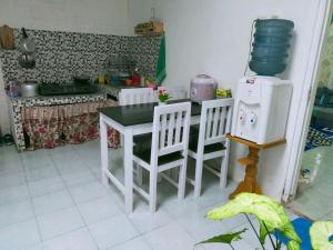 Dapur atau dapur kecil di Shifana homestay syariah