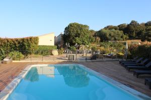 Πισίνα στο ή κοντά στο Hotel & Restaurant Les Bergeries d'Alata