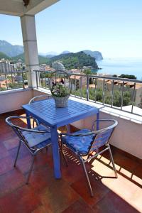 - Balcón con mesa azul y 2 sillas en Medin Apartments BluVista en Petrovac na Moru