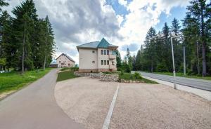 una casa sul ciglio di una strada di Apartmani Bijelic a Žabljak
