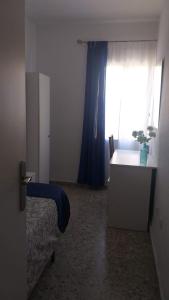 Cette chambre comprend un lit, une fenêtre et un bureau. dans l'établissement habitación en el centro, à Santa Cruz de Tenerife