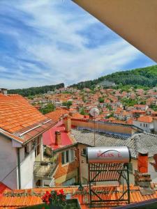 uma vista para uma cidade com telhados vermelhos em ***Vila Toše D. Kruševo em Kruševo