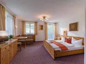 ヴェステンドルフにあるFreihofのベッドとテレビが備わるホテルルームです。