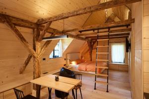 索爾察瓦的住宿－NATUR BAJTA，一间卧室配有双层床和一张桌子。