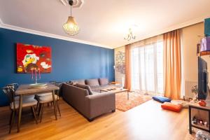 ein Wohnzimmer mit einem Sofa und einem Tisch in der Unterkunft Central Location and a Pleasant Balcony in Maltepe in Istanbul